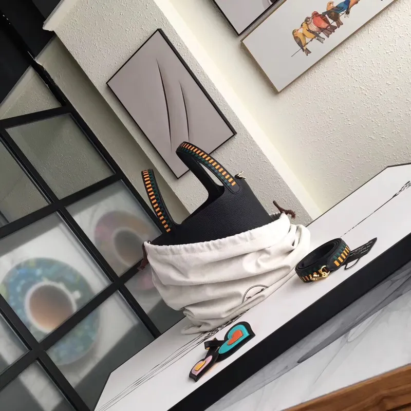 Hermes Black Picotin Lock 22cm Taška s pletenou rukojetí