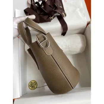 Hermes In The Loop 18 Ručně vyrobená taška v taupe kůži Clemence