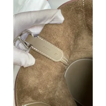 Hermes In The Loop 18 Ručně vyrobená taška v taupe kůži Clemence