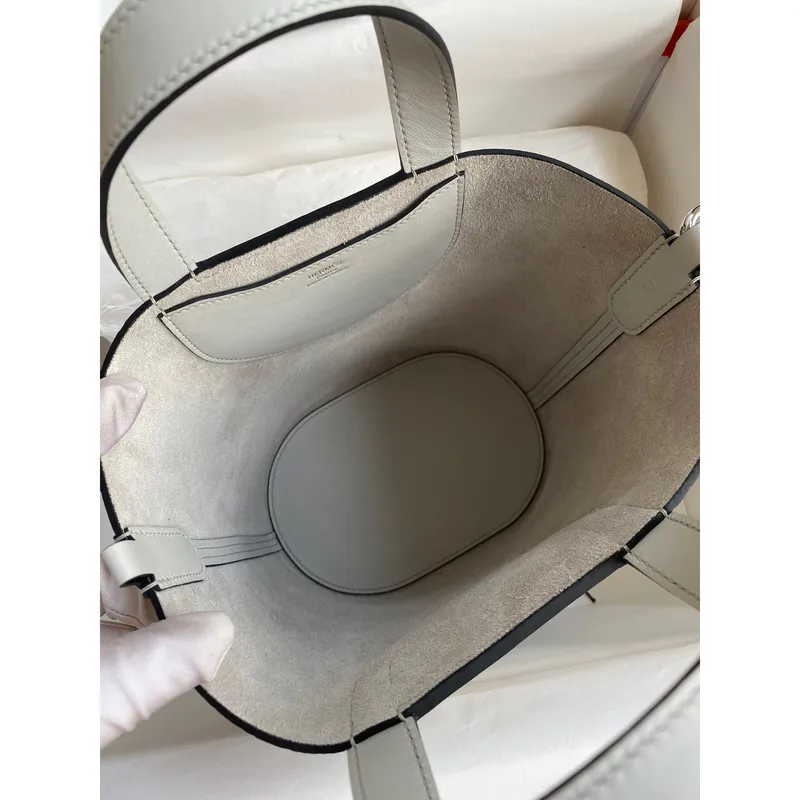 Hermes In The Loop 18 Ručně vyráběná taška v perleťově šedé kůži Clemence