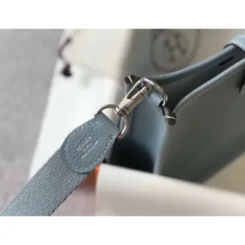 Hermes Evelyne III TPM Taška v modré linii z kůže Clemence