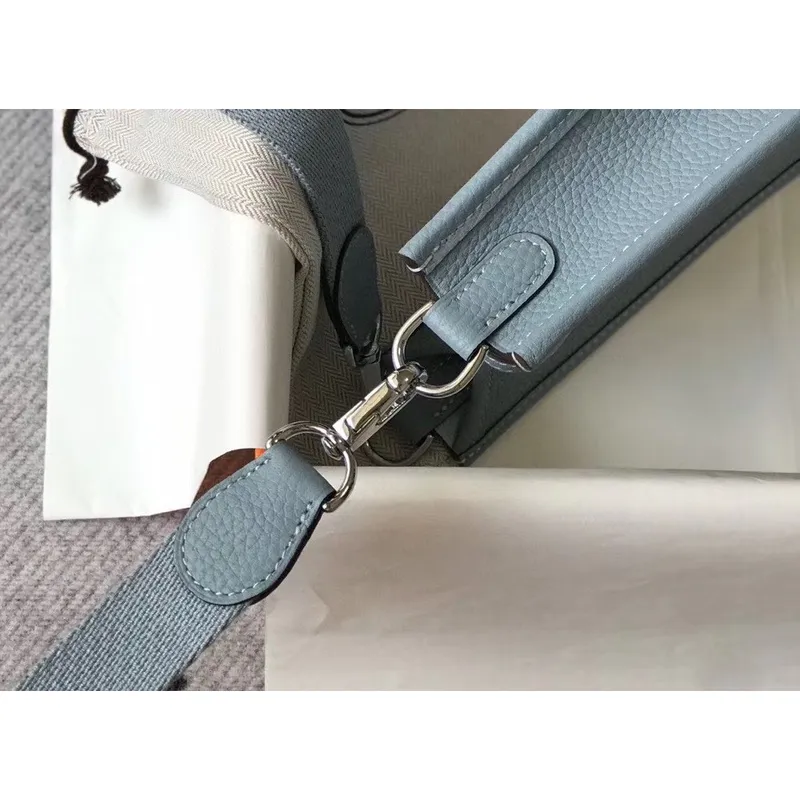 Hermes Evelyne III TPM Taška v modré linii z kůže Clemence