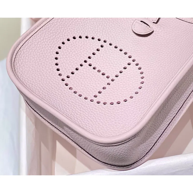 Taška Hermes Evelyne III TPM v jemné fialové kůži Clemence