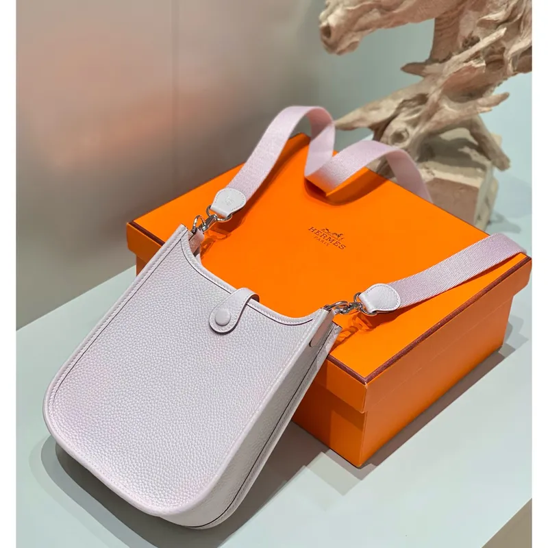 Taška Hermes Evelyne III TPM v jemné fialové kůži Clemence