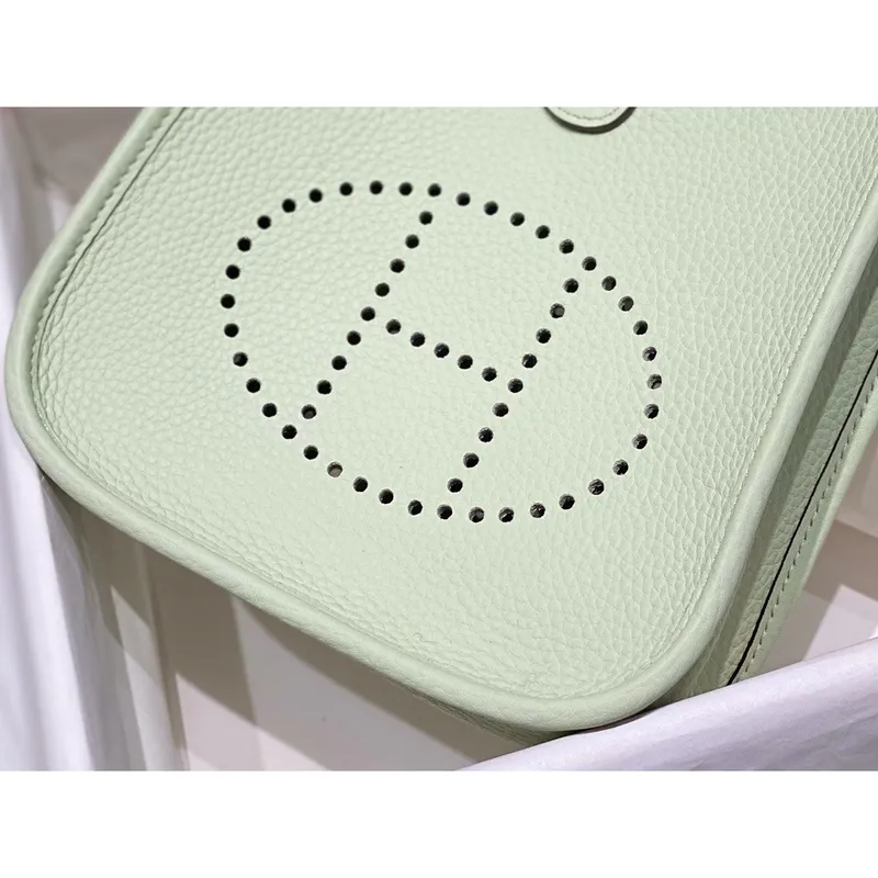 Hermes Evelyne III TPM Taška v kůži Clemence v odstínu Vert Fizz