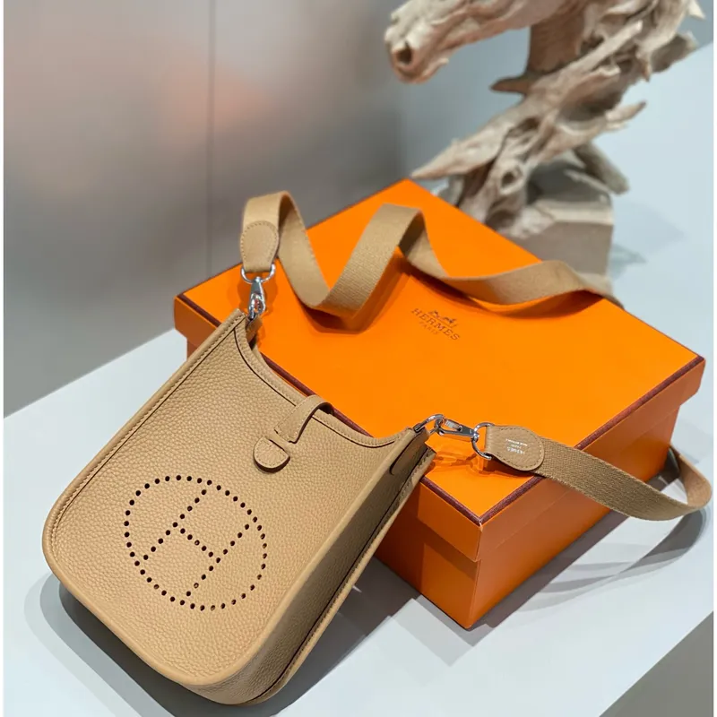 Hermes Evelyne III TPM Taška v kůži Chai Clemence