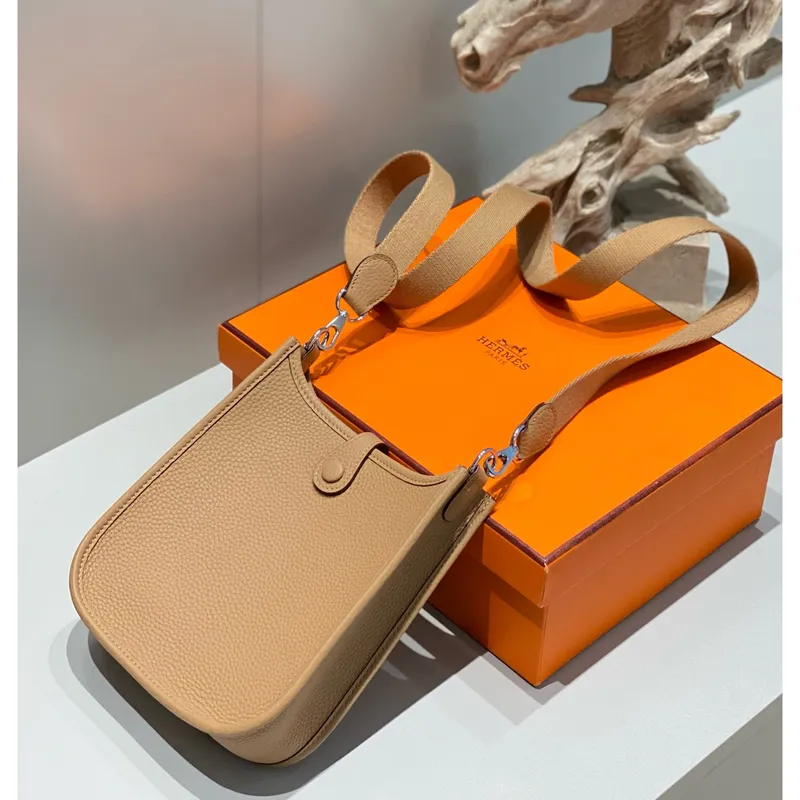 Hermes Evelyne III TPM Taška v kůži Chai Clemence