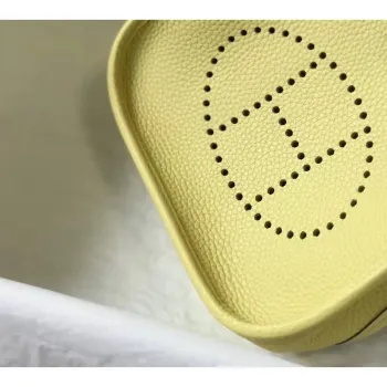 Hermes Evelyne III TPM Taška v barvě Jaune Poussin z kůže Clemence