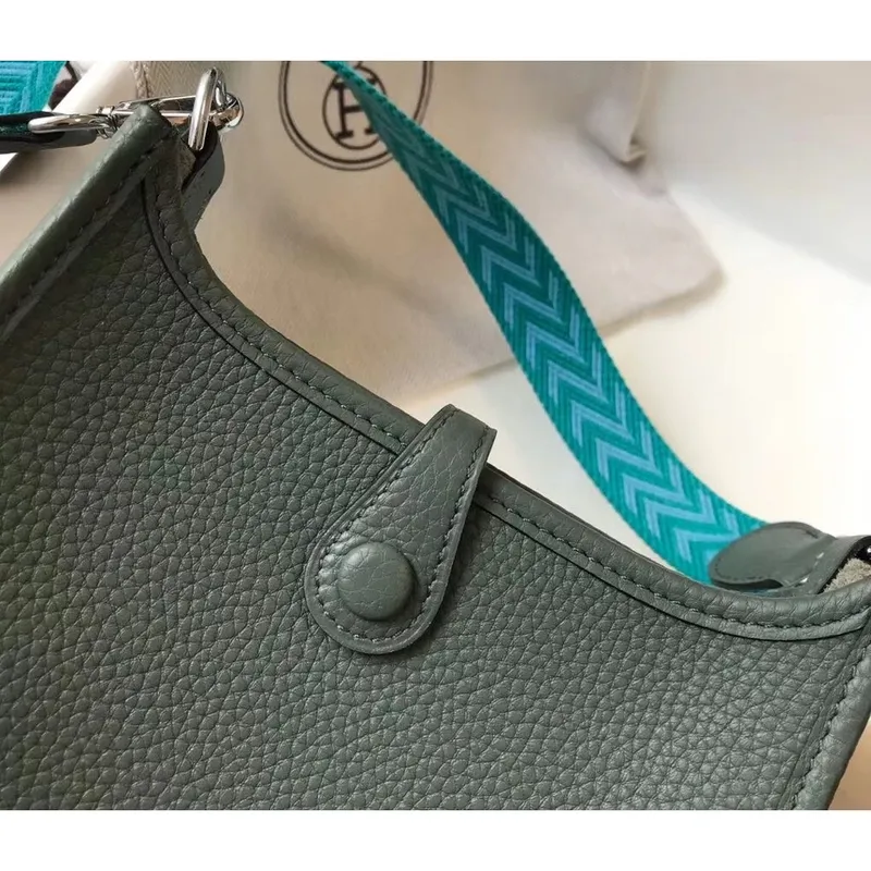 Hermes Evelyne III TPM Taška v kůži Clemence v odstínu Vert Amande