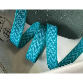 Hermes Evelyne III TPM Taška v kůži Clemence v odstínu Vert Amande