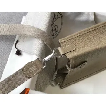 Hermes Evelyne III TPM Taška v kůži Clemence Tourterelle
