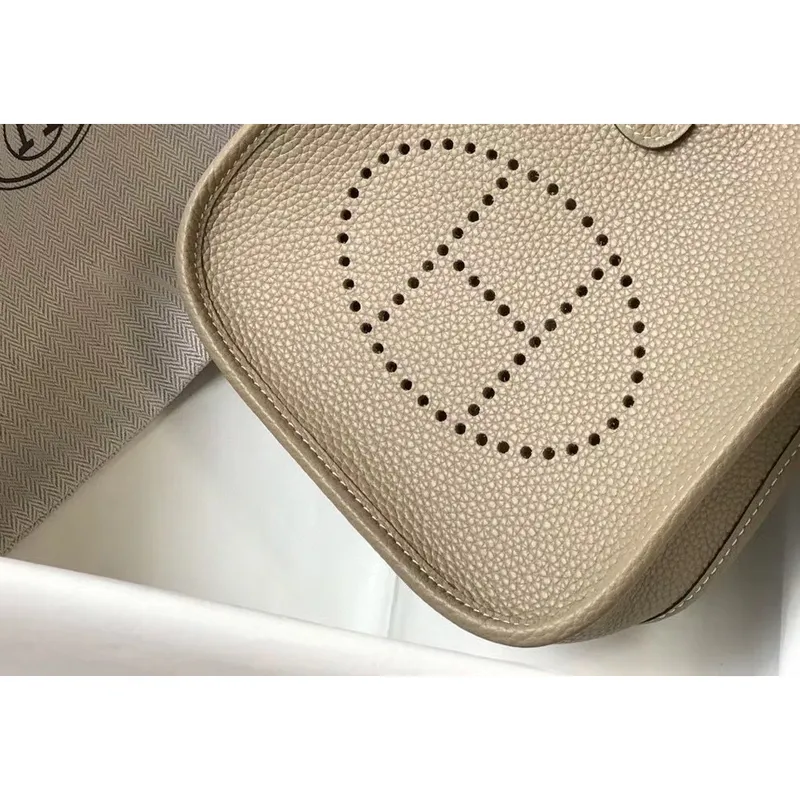 Hermes Evelyne III TPM Taška v kůži Clemence Tourterelle