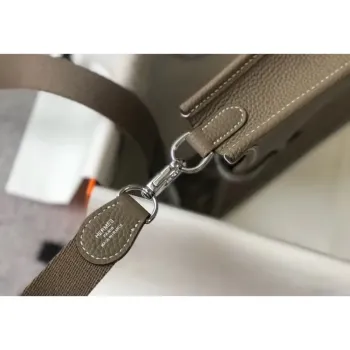 Hermes Evelyne III TPM Taška v taupe kůži Clemence