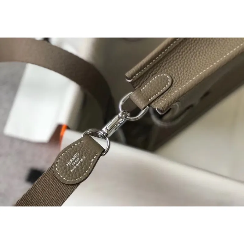 Hermes Evelyne III TPM Taška v taupe kůži Clemence