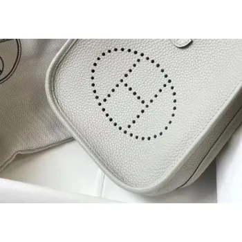 Hermes Evelyne III TPM Taška v perlově šedé kůži Clemence