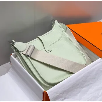 Hermes Evelyne III 29 Taška v kůži Clemence v odstínu Vert Fizz