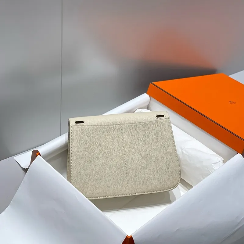 Taška Hermes Halzan 25 v kůži Clemence v odstínu Craie