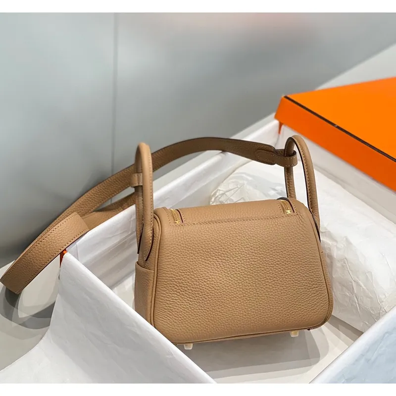 Hermes Lindy Mini Taška v Chai Clemence Kůži s GHW