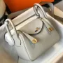 Hermes Mini Lindy Taška v perlově šedé kůži Clemence