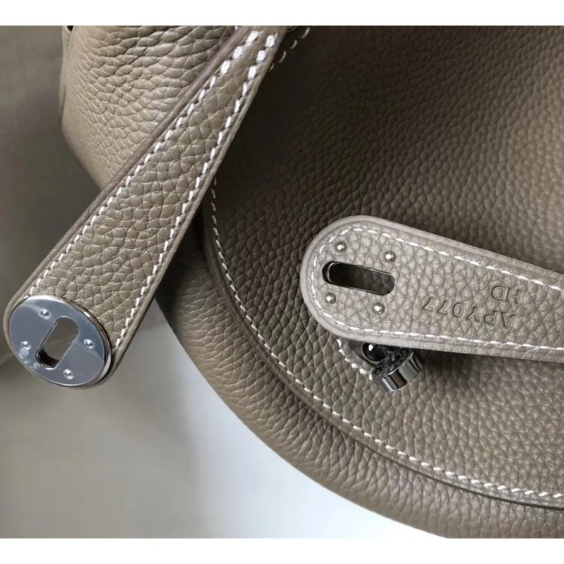 Hermes Lindy 26cm Taška v taupe šedé kůži Clemence s PHW