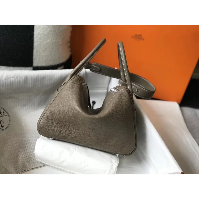 Hermes Lindy 26cm Taška v taupe šedé kůži Clemence s PHW