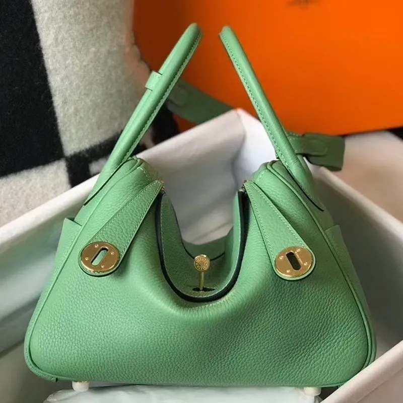 Kabelka Hermes Lindy 26 cm v barvě Vert Criquet z kůže Clemence s GHW