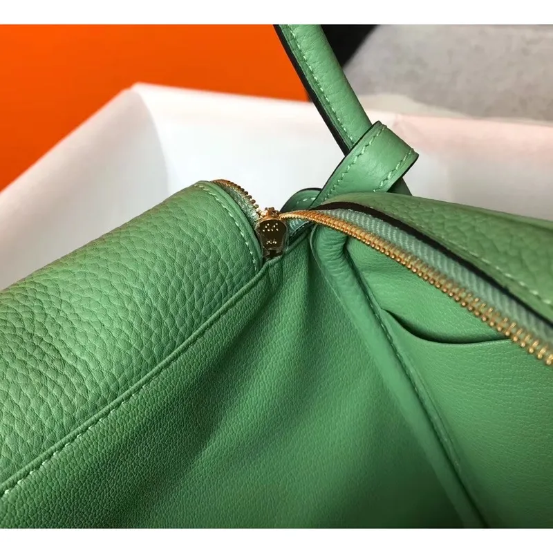 Kabelka Hermes Lindy 26 cm v barvě Vert Criquet z kůže Clemence s GHW