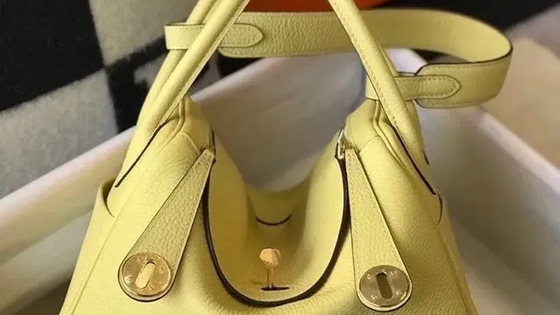 Hermès Lindy 30 cm — Jaune Poussin Clemence: Praktický luxus s nadčasovou hodnotou