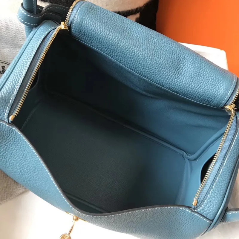 Hermes Lindy 30cm Taška v kůži Clemence v modré džínové barvě
