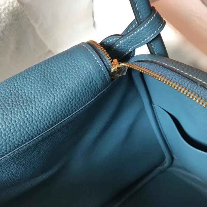 Hermes Lindy 30cm Taška v kůži Clemence v modré džínové barvě