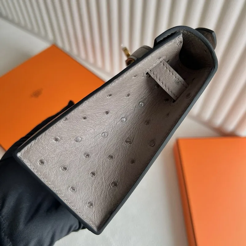 Kelly Pochette Ručně Vyrobená Taška v Kůži Pštrosa Gris Tourterelle