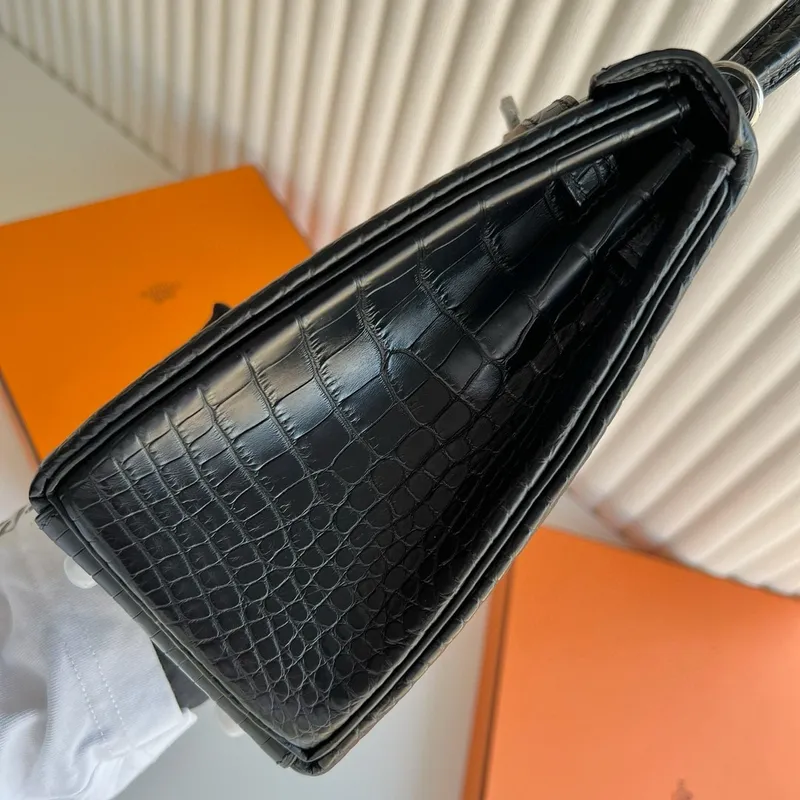 Kelly 25 Retourne Ručně Vyrobená Taška v Černé Aligátorové Kůži