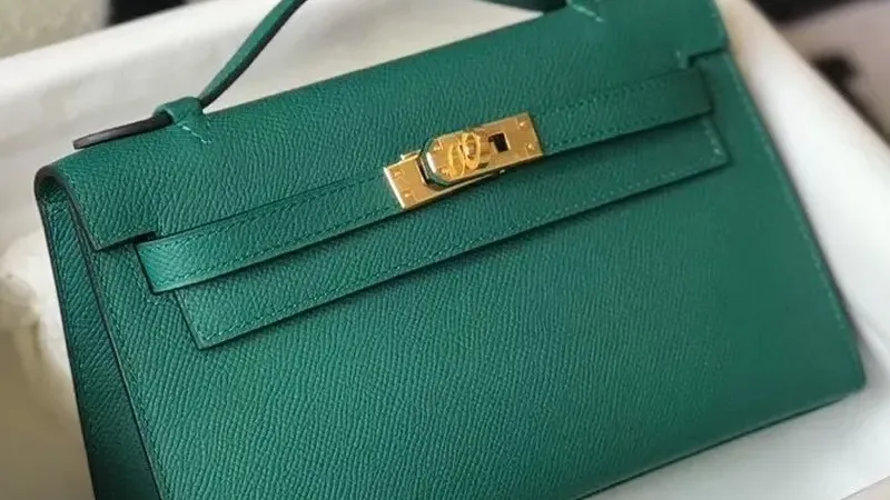 Kelly Pochette Taška v zelené Veronese Epsom kůži — kompaktní luxus s investiční hodnotou