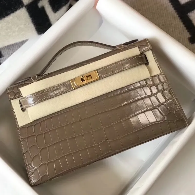 Kelly Pochette Taška v Taupe Embosované Krokodýlí Kůži