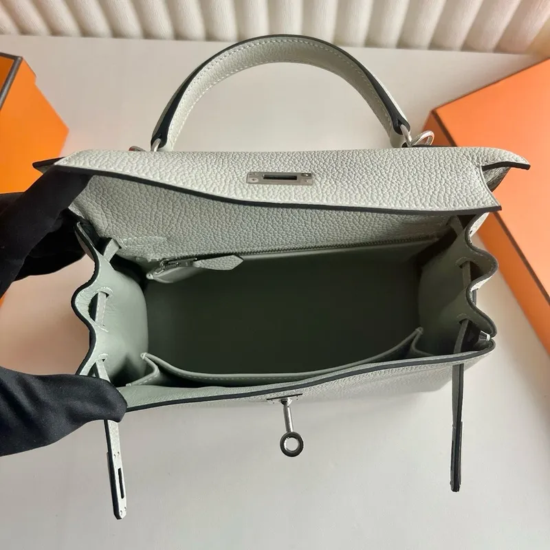 Kelly Retourne 25 Ručně vyráběná taška v kůži Gris Neve Clemence