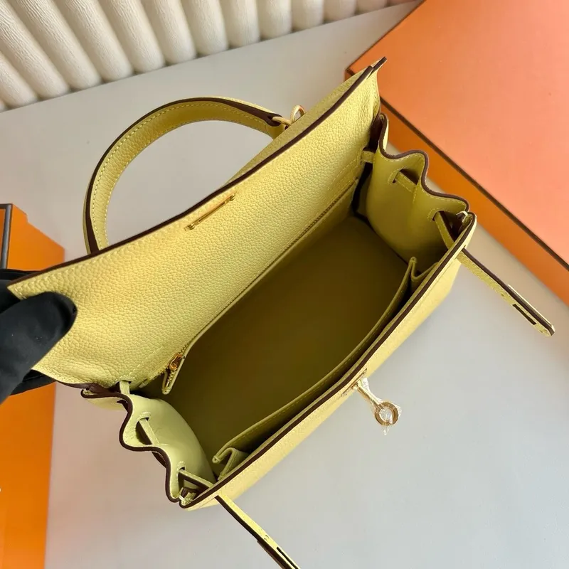 Kelly Retourne 25 Ručně vyráběná taška v barvě Žluté kuřátko z kůže Clemence