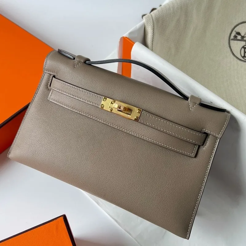 Kelly Pochette Ručně Vyrobená Taška v Taupe Swift Telecí Kůži