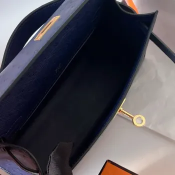 Kelly Pochette Ručně vyráběná taška v modré pštrosí kůži de Malte