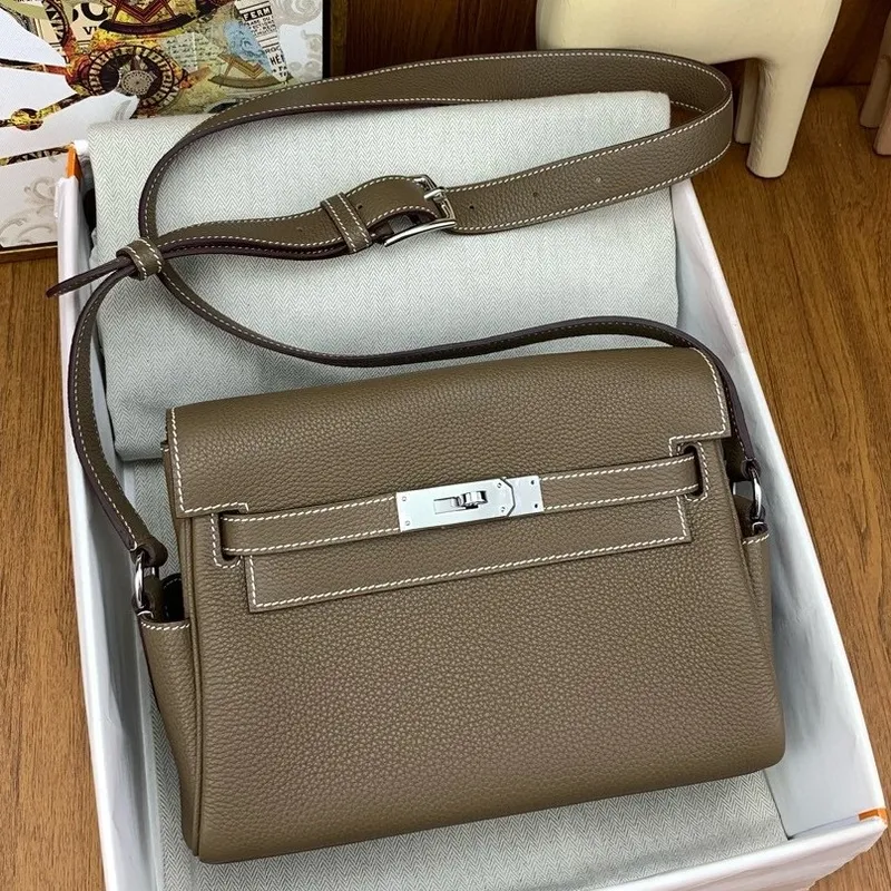 Kelly Messenger Bag v taupe kůži Clemence