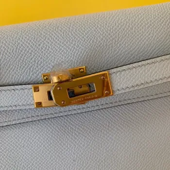 Kelly Classique To Go Peněženka v modrém zephyru z telecí kůže Epsom