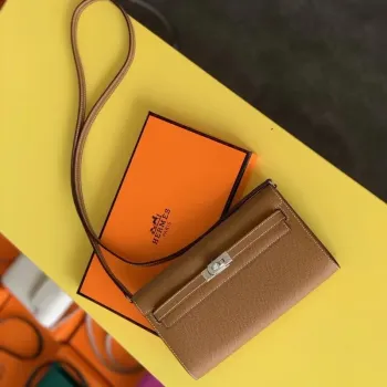 Kelly Classique To Go Peněženka ve zlaté barvě z telecí kůže Epsom