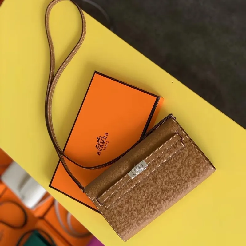 Kelly Classique To Go Peněženka ve zlaté barvě z telecí kůže Epsom