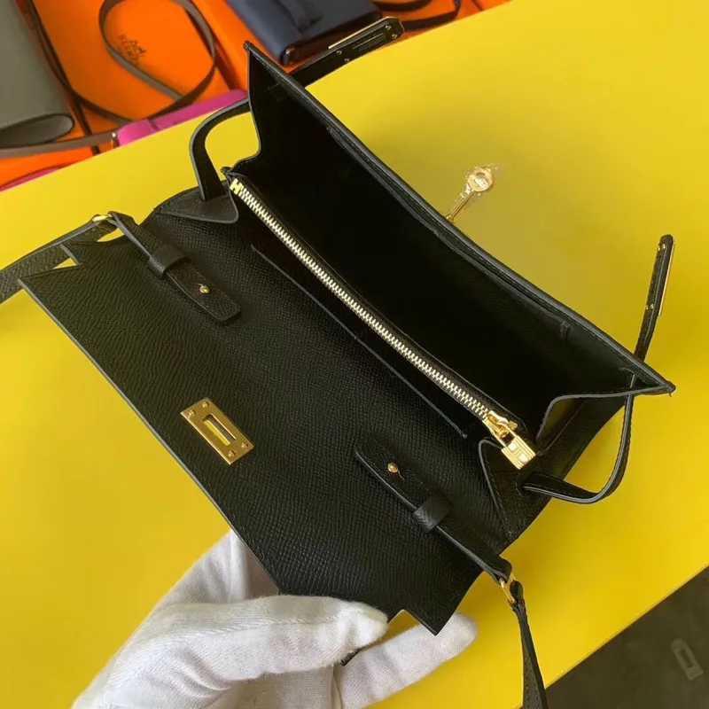 Kelly Classique To Go Peněženka v černé Epsom telecí kůži