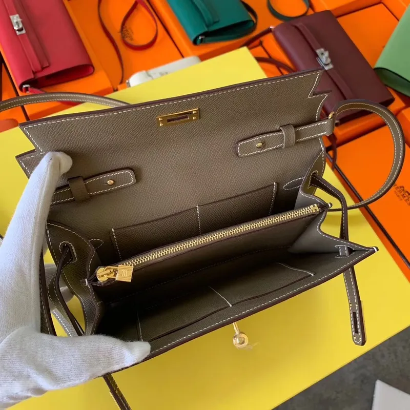 Kelly Classique To Go peněženka v taupe Epsom telecí kůže