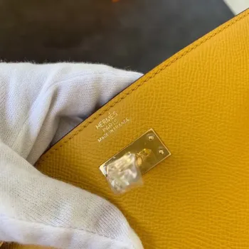 Kelly Classique To Go Peněženka v žluté Epsom telecí kůži