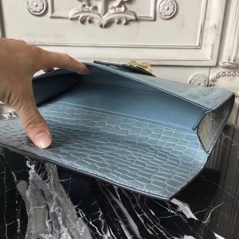 Kabelka Hermes Medor v kůži krokodýla v barvě Ciel